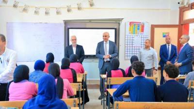 وزير التعليم يتابع نسب الحضور ويجري نقاشا مع الطلاب والطالبات حول المناهج الدراسية المطورة