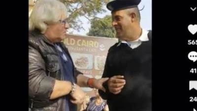 كشف حقيقة فيديو متداول لأجنبى يعرض أموال على  فرد شرطه مقابل إعطائه ملابسه