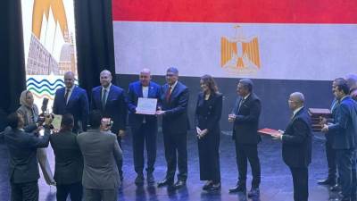 محافظ الجيزة يكرم اللواء أحمد جلال رئيس حي العمرانية