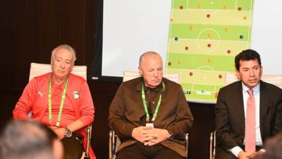 وزير الشباب والرياضة وأبو ريدة يتفقدان بعثة المنتخب المصري المشاركة في بطولة كأس العرب بقطر