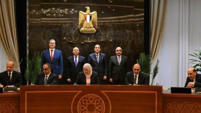 رئيس الوزراء يشهد توقيع اتفاقية تسوية بين عددٍ من الجهات الحكومية وشركة جنوب الوادي للأسمنت