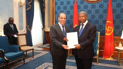 وزير الخارجية يسلم رسالة خطية من السيد رئيس الجمهورية للرئيس الأنجولي