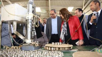 وزيرة التنمية المحلية ومحافظ قنا يتفقدان المنطقة الصناعية بقفط ويزوران عددًا من مصانع الصناعات المعدنية