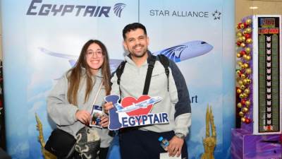 بتخفيضات وأميال سفر مجانية وهدايا تذكارية.. مصر للطيران تحتفل مع المسافرين في مطار القاهرة الدولي بالعام الميلادي الجديد 