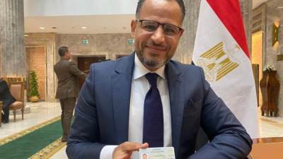 النائب محمد فاروق عقب تسلمه كارنيه النواب : السياحة والصحة والتعليم أولى اهتماماتي تحت القبة 