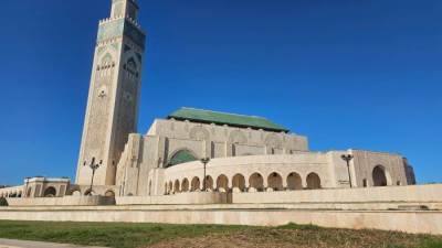 مئذنة تخترق الغيوم وتحمل رسالة السماء ... مسجد الحسن الثاني يقف  شامخًا علي ضفاف المحيط