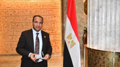 د اماني الموجي رئيس مجلس ادارة وجميع صحفي الجريدة والعاملين بها يتقدمون بخالص التهاني للكاتب الصحفي النائب وسيم كمال عثمان ابن السوق العربية لتسلمه كارنية عضوية البرلمان المصري