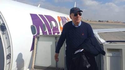 على متن رحلة إيركايرو.. الموسيقار عمر خيرت يغادر إلي المملكة العربية السعودية لافتتاح مهرجان فنون العلا