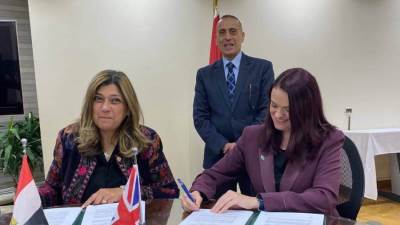 مصر والمملكة المتحدة تبحثان تحديث اتفاقية النقل الجوي وتوقّعان بالأحرف الأولى مذكرة تفاهم لزيادة التشغيل بين الجانبين 