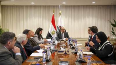 وزير قطاع الأعمال العام يبحث مع مستثمرين أتراك في صناعة الملابس فرص التعاون