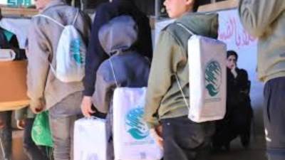 سلمان للإغاثة يواصل توزيع الكسوة الشتوية على طلاب المدارس في جنوب قطاع غزة