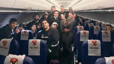 بالصور.. طائرة إيركايرو تنقل بعثة فريق النادي الأهلي للجزائر لمقابلة شبيبة القبائل بدوري أبطال أفريقيا