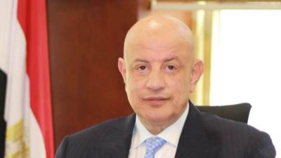 الطيار وائل النشار يثمّن جهود العاملين بالشركة المصرية للمطارات