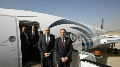 رئيس الوزراء يتفقد أول طائرة من طراز Airbus A350-900  بأسطول الناقل الوطني