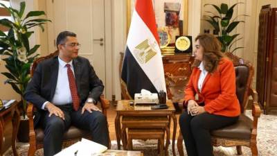 وزيرة التنمية المحلية تتابع مع محافظ البحر الأحمر عدداً من الملفات الخدمية والمشروعات التنموية بالمحافظة