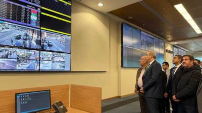 جولة تفقدية لوزير الطيران المدني بغرفة عمليات مطار القاهرة