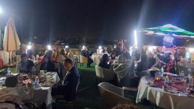 باطلالة على الأهرامات|رجال أعمال ومشاهير الصحافة في حفل سحور صحاري بيرميدز 