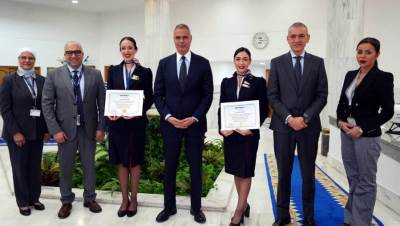 رئيس الشركة القابضة لمصر للطيران يكرم طاقم الضيافة الجوية لموقفهم الإنساني في إحدي الرحلات