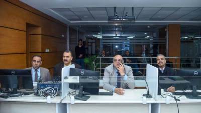 محافظ الإسكندرية يتابع التزام المحال العامة بمواعيد الاغلاق الجديدة من داخل غرفة العمليات الرئيسية