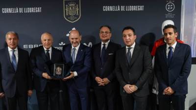 أبوريدة يكرم رئيس الاتحاد الإسباني ويهديه قميص منتخب مصر 