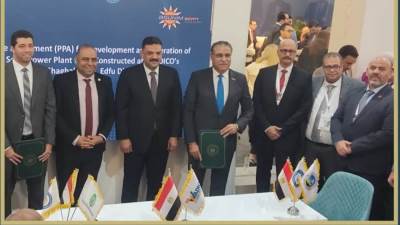 علي طريق التعدين الاخضر واديكو للتعدين تقيم محطة طاقة شمسية في أحد مواقعها بأسوان