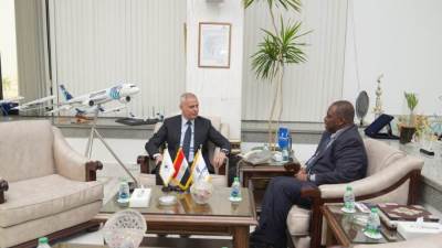 لتعزيز التكامل بين شركات الطيران الأفريقية.. رئيس القابضة لمصر للطيران يلتقي الأمين العام لاتحاد شركات الطيران الأفريقية "أفرا" ورئيس اللجنة التنفيذية للاتحاد