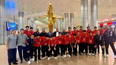 رئيس اتحاد اليد يستقبل أبطال برونزية البحر المتوسط بمطار القاهرة