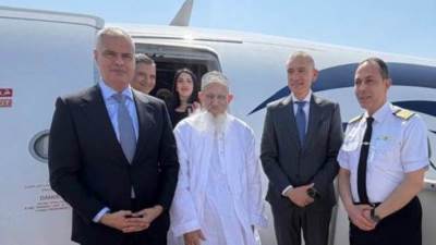 رئيس الشركة القابضة لمصر للطيران يودِّع سلطان البهرة علي متن رحلة مصر للطيران إلي مومبسا بكينيا