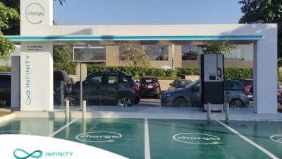 تعاون بين "إي إف جي للحلول التمويلية" وإنفينيتي لتسريع نشر محطات شحن السيارات الكهربائية