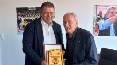 خالد فتحي يكرّم د. حسن مصطفى خلال افتتاح المقر الجديد للاتحاد الدولي لكرة اليد بسويسرا