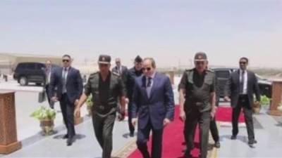 الرئيس السيسى يختتم جولته بالقيادة الاستراتيجية بتسجيل رسالة شكر وتقدير لقادة القوات المسلحة