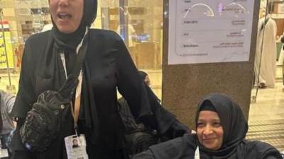"دعوت سنوات تحققت فى مكة"..  حاجة من ذوى الهمم تعيش لحظات مؤثرة فى رحلتها مع بعثة القرعة
