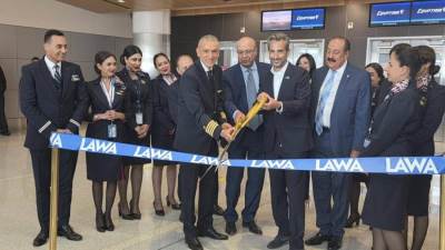 مطار لوس أنجلوس يشهد وصول أولى رحلات مصر للطيران بطائرتها الحديثة