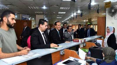 رئيس هيئة الاستثمار يتفقد مركز خدمات المستثمرين بالعاشر من رمضان لمتابعة كفاءة الخدمات المقدمة للمستثمرين