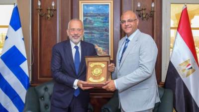 محافظ الإسكندرية وسفير اليونان يبحثان تعزيز التعاون الاقتصادي والاستثماري بين الجانبين