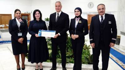 مصر للطيران تكرم الطبيبة مروة صلاح تقديرًا لموقفها الإنساني على متن إحدى رحلات
