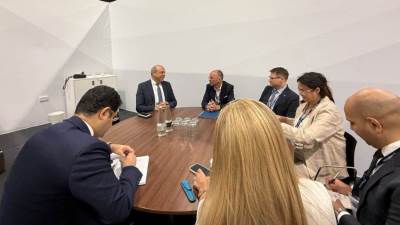 وزير الطيران المدني يلتقي مسؤولي مجموعة British Aviation Group البريطانية لبحث فرص التعاون في تطوير المطارات المصرية