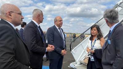 وزير الطيران المدني يبحث مع «إيرباص» مستجدات برنامج تسليم طائرات A350 لمصر للطيران ويتفقد أحدث تقنيات كابينة الطائرة الايرباص A321XLR