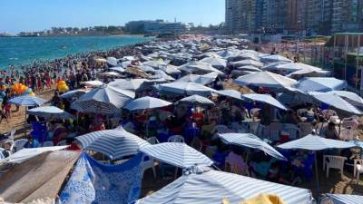 شواطئ الإسكندرية تستقبل 2.3 مليون زائر خلال يومين والمحافظ يوجه بتكثيف الرقابة ورفع جاهزية الشواطئ