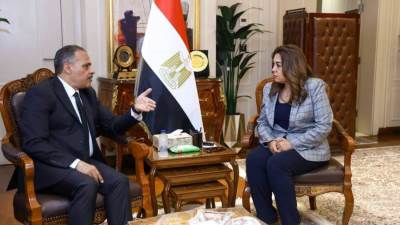 وزيرة التنمية المحلية تعقد اجتماعا مع محافظ الشرقية لمتابعة الوضع الراهن لمنظومة المخلفات