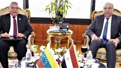 وزير الطيران المدني يبحث مع سفير فنزويلا بالقاهرة آفاق التعاون في مجال الطيران المدني