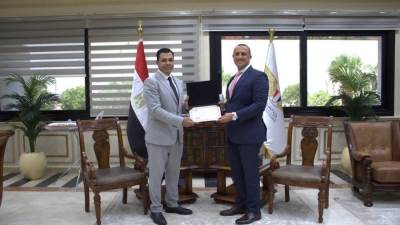 رئيس القابضة للمطارات يكرّم مديري مباني الركاب (1) و(2) بمطار القاهرة تقديرًا لجهودهم المتميزة