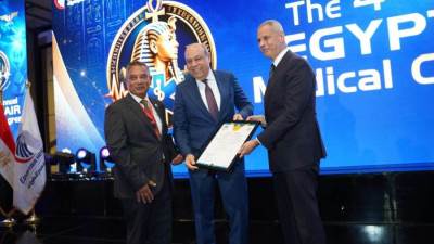 وزير الطيران المدني يفتتح المؤتمر الطبي الرابع لمستشفى مصر للطيران.. وتسليم شهادة تجديد اعتماد «GAHAR» للمستشفى