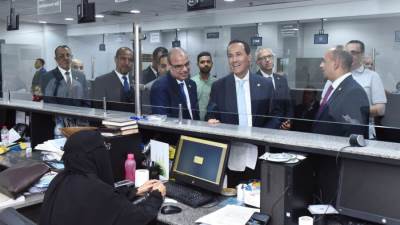 الرئيس التنفيذي للهيئة العامة للاستثمار يتفقد سير العمل بمركز خدمات المستثمرين ببورسعيد