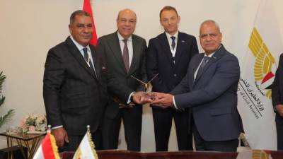 وزير الطيران المدني يشهد توقيع عقد توريد (10) طائرات تدريب جديدة للأكاديمية المصرية لعلوم الطيران