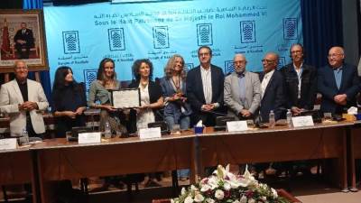 حاتم البطيوي يكرّم نجلتي طوني ماريني خلال الندوة التكريمية بأصيلة
