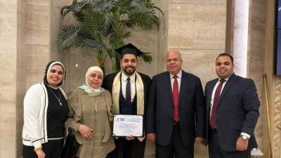 المهندس عماد النجار والعائلة يهنئون الدكتور سمير الحناوي بتخرج نجله من كلية الصيدلة
