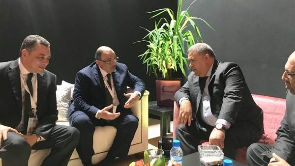 محرر «السوق العربية» مع العاملين
