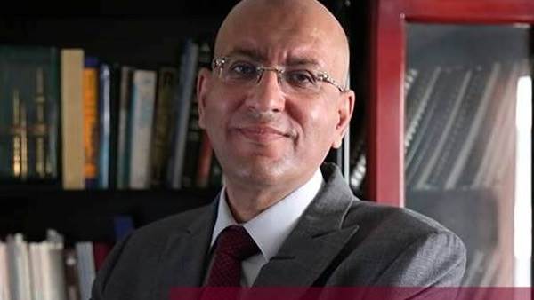محرر السوق العربية يتحدث مع أحد المواطنين
