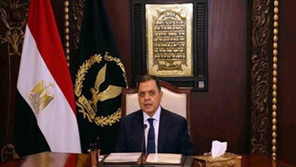 محررا «السوق العربية» مع أصحاب المراكب